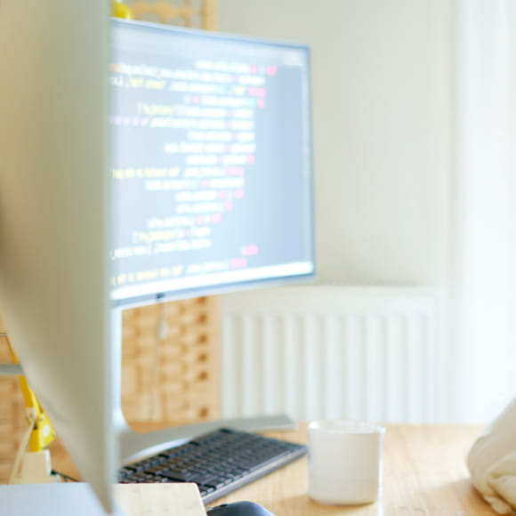 プログラミングコードが表示されたモニター