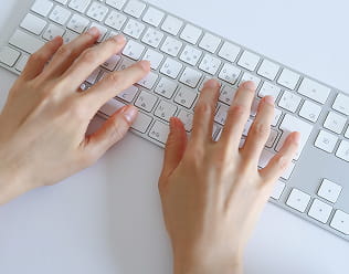 キーボードでコーディング作業をする手元