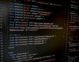 キーボードでコーディング作業をする手元
