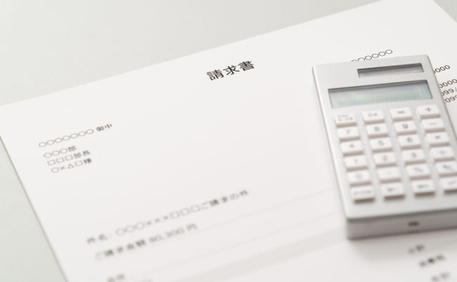 コードが表示されたモニターで作業する様子