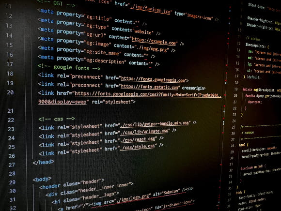 HTMLコードが表示されたエディタ画面