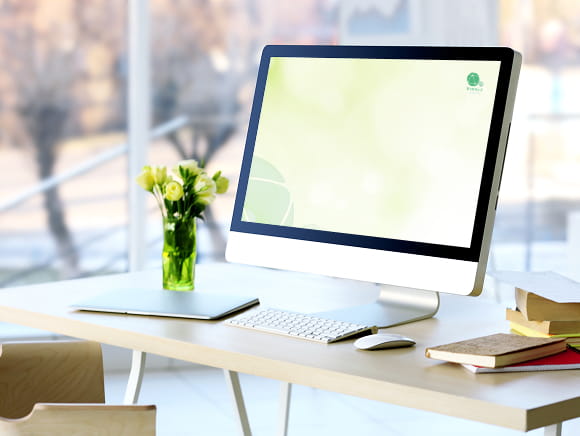 明るいデスクに置かれたデスクトップPC